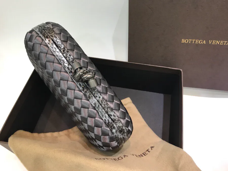 The latest and most popular Knot clutch from the 8651 counter is made of exquisite Japanese silk fabric with snakeskin piping. It looks elegant when worn cross-body or in the hand. It can also be carried by petite girls and can hold 2 iPhone X phones. Size: 20cm*12cm